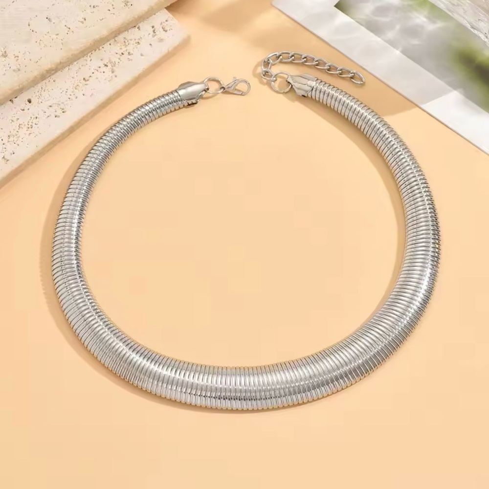 Elegant Silver Tone Women's Necklace